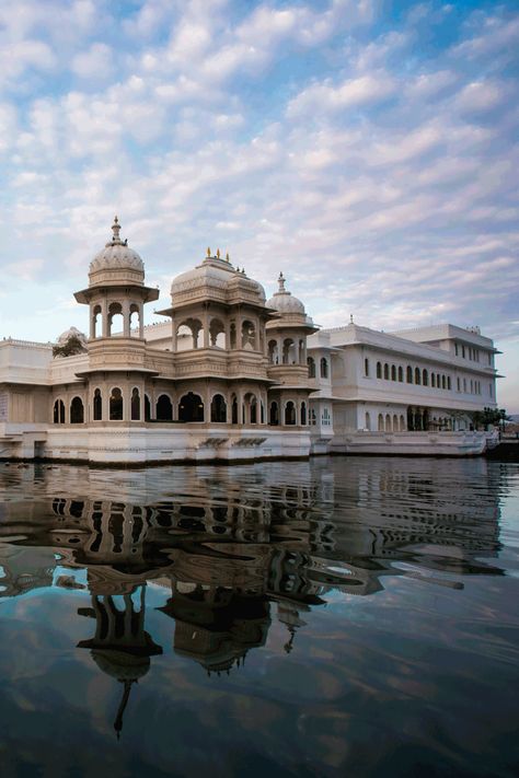 Udaipur Aesthetic Pictures, Udaipur Architecture, Palace In India, Taj Lake Palace Udaipur Photography, Fort Art, Palace In Rajasthan, Taj Lake Palace, Rajasthan Palace, Lake Palace Udaipur