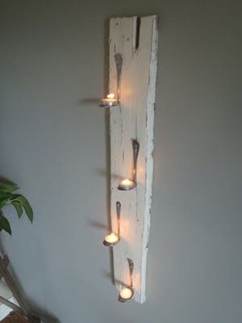 Try making those old spoons look great again by using them as a quaint candle holder for your wall. Bent Spoon, Koti Diy, Diy Lampe, Diy Projektit, Diy Projects To Try, Tealight, Crafty Things, 인테리어 디자인, Artsy Fartsy