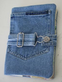 Jeans into a Kindle cover. Återvinna Jeans, Artisanats Denim, Jean Diy, Tas Denim, Repurposed Denim, Blue Jeans Crafts, Denim Projects, Kindle Cover, Denim Ideas