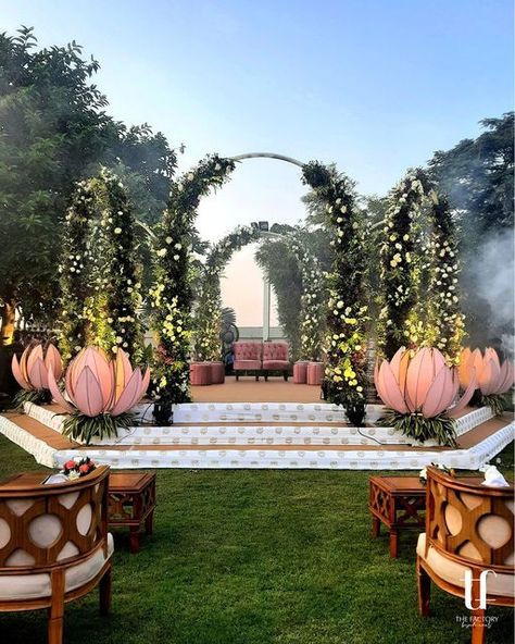 Open Lawn Wedding Decoration, Elegant Indian Wedding Decor, Engagement Ceremony Decorations, Outdoor Wedding Decorations Indian, Indian Reception Decor, Outdoor Reception Ideas, Mandap Decoration Ideas, Outdoor Mandap, Indian Wedding Reception Decor