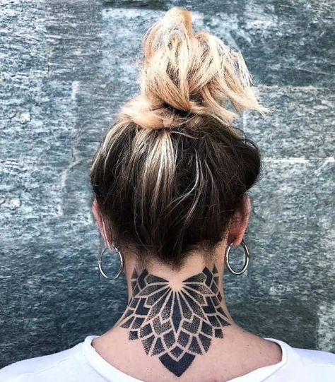 Neck Mandala Tattoo, Mandala Tattoo Neck, Tattoos Hidden, Traditional Mandala Tattoo, Neck Tattoo Women, Mandala Tattoo Back, Simple Mandala Tattoo, Tatoo Dog, Full Neck Tattoos