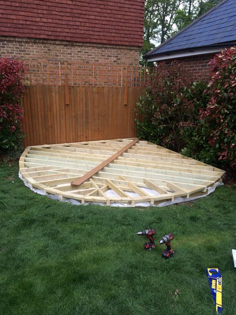 Curved decking substructure. Semi Circle Garden Ideas, Curved Floating Deck, Round Floating Deck, Circular Decking Ideas, Curved Decking Ideas, Circular Deck, Curved Decking, Circle Patio, Ground Deck