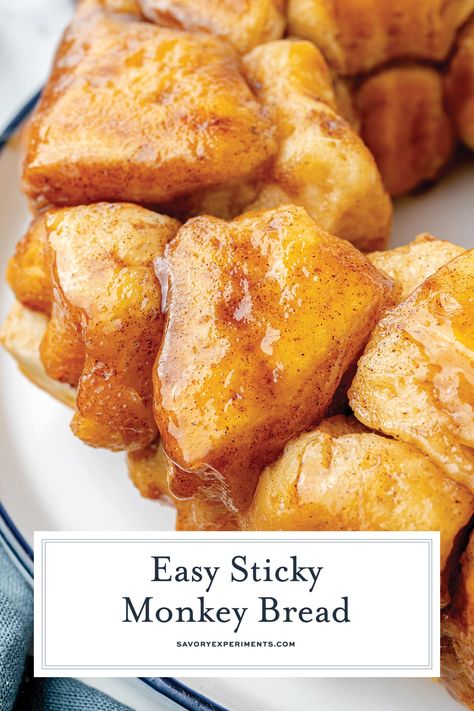 This Easy Monkey Bread is made with only 4 ingredients and goes from the fridge to the oven in 5 minutes! Perfect for a last minute treat! Monkey Bread With Biscuits, Biscuit Monkey Bread, Caramel Monkey Bread, Homemade Monkey Bread, Monkey Bread Recipe Easy, Easy Monkey Bread, Cinnamon Roll Monkey Bread, Breakfast Burger, Banana Cookies