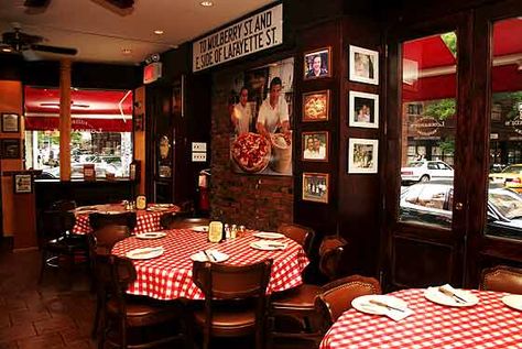 My favorite pizza place in Little Italy's....Lombardi's Pizza, America's First Pizzeria Little Italy Nyc, Manhattan Restaurants, Ny Restaurants, New York Pizza, New York City Manhattan, Places In New York, Pizza Place, Pizza Restaurant, Nyc Restaurants