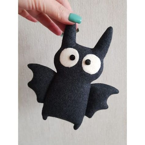 Felt Stuffed Toys, Fleece Stuffed Animals Patterns Free, Halloween Plushies Diy, Halloween Felt Crafts Diy, Farmhouse Sewing Projects, Bat Plush Pattern, Bat Sewing Pattern, Bat Sewing, Mini Felt Animals