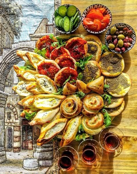 Arabic Breakfast, Brunch Catering, Breakfast Presentation, Food Set Up, I Surrender, Iftar Recipes, Party Food Buffet, Easy Healthy Lunches, Party Food Platters