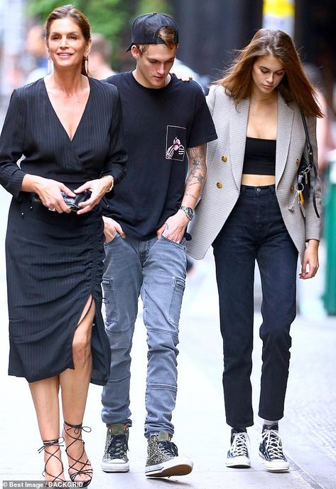 Cindy Crawford oozes glamour in black dress as she enjoys lunch date with Presley and Kaia Gerber Long Black Dress Outfit, Cindy Crawford Style, Form Fitting Black Dress, Kendall Jenner Outfits Casual, Cindy Crawford Daughter, Kaia Gerber Style, Shanina Shaik, Curated Outfit, Claudia Schiffer