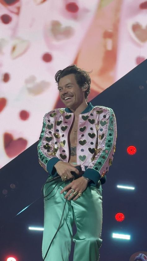 iconicharry on Tumblr Hslot 2023, Love On Tour Outfits, Harry Styles Outfit, Harry Styles Concert, Harry Styles Cute, British Boys, Harry Styles Wallpaper, Harry Styles Pictures, Harry Styles Photos