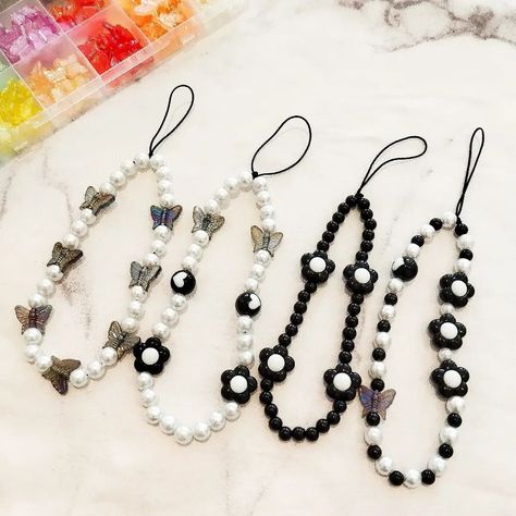 Phone strap black and white Start 15k . . . . #phonestrap #phoneacessories Black Phone Strap, Black Phone Charm, Black Phone Straps Beads, Phone Strap Pearls, Korean Beads Phone Strap, Pearl Phone Strap, Black Series, Bracelets Handmade Beaded, Phone Charm