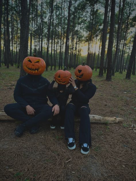 Pumpkin head photoshoot Halloween Group Pumpkin Head Photoshoot, Friends Pumpkin Head Photoshoot, Photoshoot Pumpkin Head, Halloween Photoshoot Ideas Pumpkin Head, Pumpkin Head Trend Photoshoot, Vintage Halloween Photos, Autumn Family Photos, Pumpkin Photos, Pumpkin Head