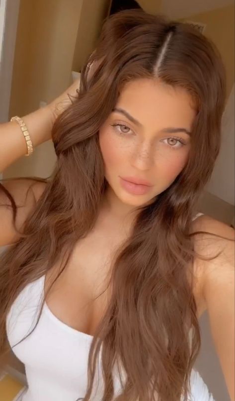 Kylie Jenner Hair Color, Kylie Jenner Daily, Reddish Brown Hair Color, Kylie Hair, Kylie Jenner Hair, Reddish Brown Hair, Estilo Kylie Jenner, Honey Brown Hair, Honey Hair