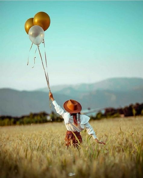 “La vida no te quita cosas: te libera de cosas… te alivia para que vueles más alto, para que alcances la plenitud. Porque de la cuna a la tumba es una escuela; por eso, lo que llamas problemas, son lecciones. Siempre tendrás que entender que no perdiste a nadie: El que murió, simplemente se nos adelantó, porque para allá vamos todos. Además, lo mejor de él, el amor, sigue en tu corazón. El que se fue de voluntad, no aportaría nada bueno a tu vida, suéltalo. Haz sólo lo que amas y serás feli... Winter Senior Pictures Outfits, Winter Senior Pictures, Birth Pictures, Photo Graphy, Balloons Photography, Travel Photoshoot, Family Photoshoot Poses, Birthday Party Photography, Photo Balloons