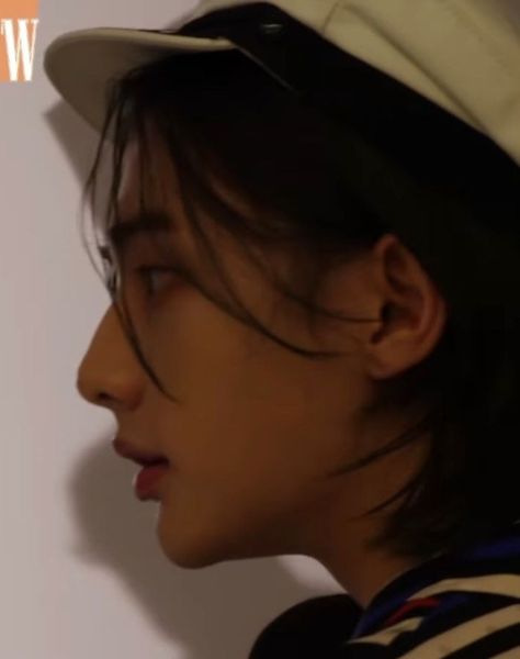 Hyunjin's side profile 😻 Straykids Side Profile, Hyunjin Side Profile Drawing, Hyunjin Side View, Skz Side Profile, Long Nose Side Profile, Hyunjin Face Close Up, High Nose Bridge Side Profile, Hyunjin Front Profile, Hyunjin Profile