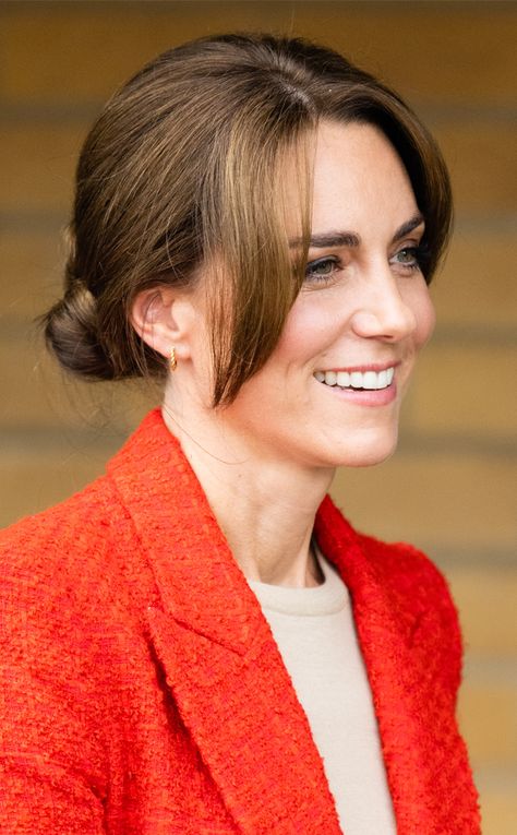 Kate Middleton Shows Banging New Look in Must-See Hair Transformation - E! Online Keke Palmer Instagram, Bright Purple Hair, Brunette Roots, Punk Rock Hair, Kate Middleton Hair, Dramatic Hair, Bold Hair Color, Bright Red Hair, Princess Kate Middleton