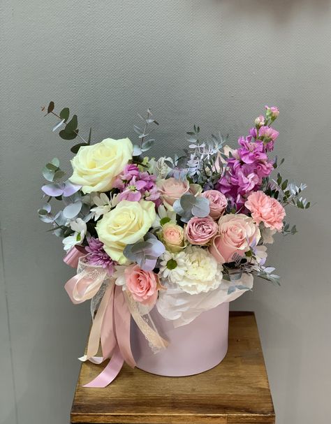 Hat Box Flowers, Box Bouquet, Wedding Bouquet Ideas, Flower Wedding Bouquet, Small Flower Arrangements, Rose Flower Arrangements, Luxury Flower Bouquets, Floral Arrangements Diy, Bouquet Ideas