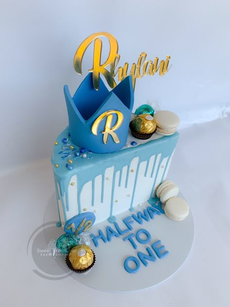 Half Way To One Birthday Decoration, 6month Cake Half Birthday, 6 Month Cake Half Birthday Photoshoot, Half Cake Design For Birthday, Half Birthday Cakes For Boys, Half Way To One Cake Ideas, 6 Months Birthday Cake Boy, Half Year Birthday Decoration Ideas, Cake For Half Birthday