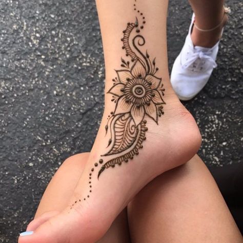 Ankle Henna, Infected Tattoo, Henna Tattoo Design, Henne Tattoo, Leg Henna, Cute Henna, Tato Henna, Foot Henna, Henna Ideas