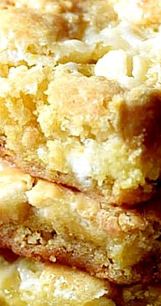 Lemon Gooey Bars Paula Deen Lemon Bars, Gooey Lemon Bars, Lemon Cake Mix Recipe, Citrus Desserts, Gooey Bars, Lemon Brownies, Cake Lemon, Chocolate Chip Bars, Lemon Cake Mixes