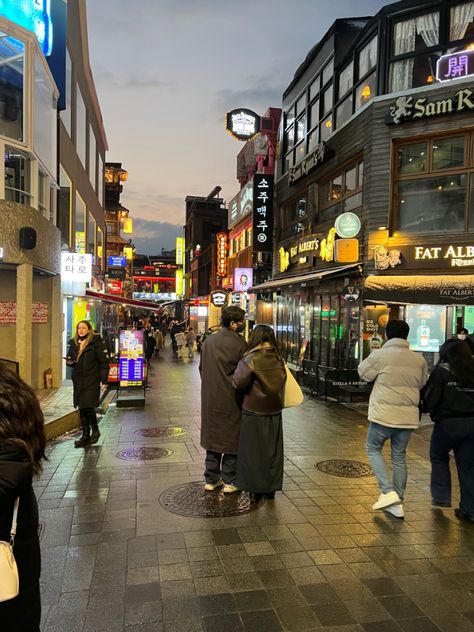 Itaewon Aesthetic, Korea Itaewon, Michelle Zauner, Korean Shopping, Seoul Night, Mokpo, Halloween Gif, Night Book, Seoul Korea