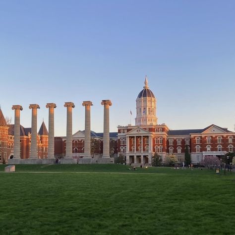 mizzou columns on a beautiful night Mizzou Aesthetic, Mizzou Columns, Mizzou Football, Campus Aesthetic, Fall Football, College Aesthetic, Fall Semester, Dream College, University Of Missouri