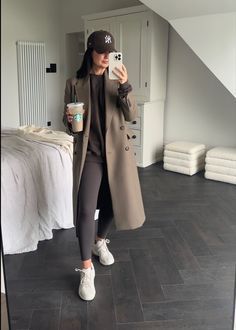 Trench Coat Active Wear, Gym To Street Style, Trench Coat Gym Outfit, Trench Coat And Trainers Outfit, Sweatshirt And Trench Coat, Trench Coat Outfit Hoodie, Sweatshirt And Coat Outfit, Leggings And Coat Outfit, Trench With Hoodie Outfit