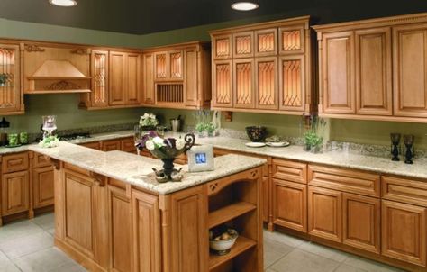 Oak Kitchen Cabinets Design Ideas For Comfort Cooking Experiece Light Oak Cabinets, Honey Oak Cabinets, Maple Kitchen Cabinets, Light Wood Cabinets, Maple Kitchen, Kitchen Design Color, Kabinet Dapur, Quartz Kitchen Countertops, Oak Kitchen Cabinets