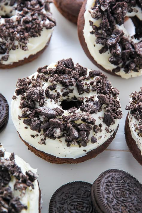 Donuts Toppings Ideas, Donut Toppings Ideas, Oreo Donut, Doughnut Ideas, Oreo Donuts, Homemade Oreo Cookies, Crushed Oreo, Donut Toppings, Baked Donut