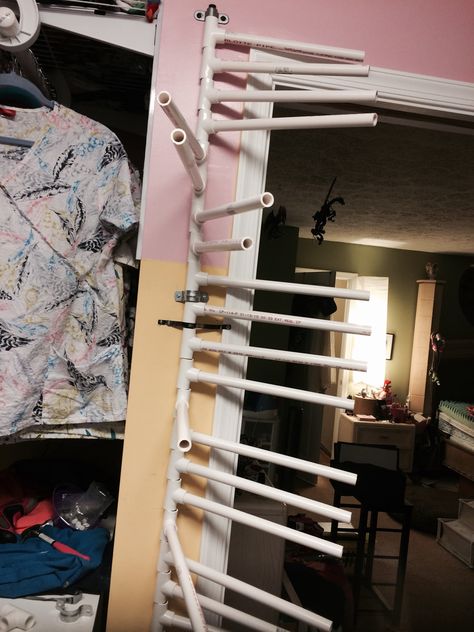 Meh..made a scrub pants hanger from pvc pipe Sweatpants Organization Ideas, Diy Pants Hanger, Pvc Pipe Rack, Diy Clothes Hanger, Diy Clothes Rack Pvc, Pvc Pipe Storage, Garage Design Interior, Pants Hangers, Pants Hanger