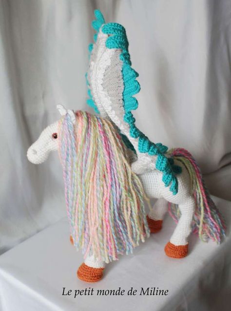 Pégase crocheté d'après un tutoriel payant  Crafty-Intentions Crochet Pony, Crochet Animal, Crochet Necklace, Crochet Hats, Crochet, Hats