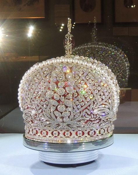 Great Imperial Crown.Romanovs. Portrait of dynasty (2013 exhibition, GIM).Replicas of jewellery. (copy by Smolensk Diamonds company, 2012) Russian Crown, Queen Crowns, King And Queen Crowns, Bridal Crown Tiara, Royal Crown Jewels, Imperial Crown, Tiaras Jewellery, Royal Crowns, Beautiful Tiaras