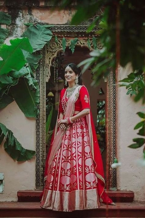 red wedding lehenga designs Silk Outfit Ideas, Banarasi Bridal Lehenga, Bridal Lehenga Latest, Silk Lehenga Banarasi, Red Wedding Lehenga, Best Indian Wedding Dresses, Mehendi Outfits, Indian Bridal Photos, Wedding Lehenga Designs