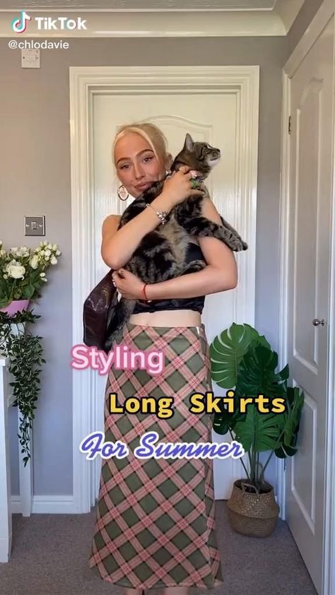 How To Style Maxi Skirts Summer, Maxi Skirts 2022, How To Style Midi Skirts Summer, Outfits With Maxi Skirts Summer, Summer Outfits Midi Skirt, Maxi Skirt Outfit Summer Aesthetic, Outfits Videos Aesthetic, Outfit Layering Ideas Summer, Maxi Skirt Inspo Outfit