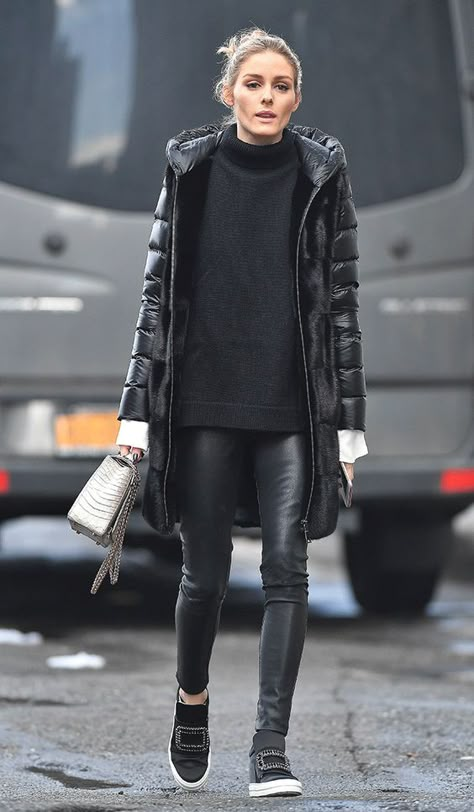 Combinaciones súper fashionistas que necesitarás este invierno Winter Outfit Nyc, Outfits Nyc, Walking Down The Street, Olivia Palermo Style, Woman In Black, Black Leather Pants, Looks Black, Olivia Palermo, All Black Outfit