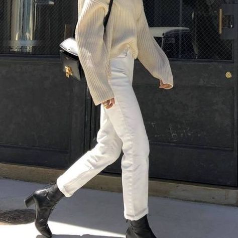 Look Winter, Minimalist Moda, Minimalistic Outfits, White Jeans Outfit, Beige Outfit, Minimal Classic, Summer Capsule Wardrobe, Looks Street Style, Business Outfit