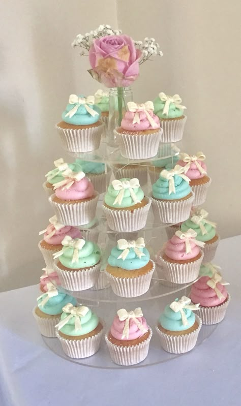 Baby shower cupcakes mint green and pink by me sharon Maria dumbleton Mint Green Baby Shower Ideas, Pink And Green Cupcakes, Baby Shower Cupcakes Girl, Baby Shower Food Lunch, Baby Shower Desserts Girl, Mint Baby Shower, Mint Green And Pink, Pastel Baby Shower, Baby Shower Cakes Girl