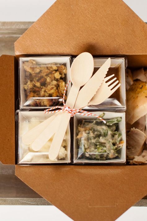 Leftover Ideas, Thanksgiving Potluck, Thanksgiving Entertaining, Free Thanksgiving Printables, Thanksgiving Dinner Party, Potluck Dinner, Dinner Leftovers, Picnic Box, Thanksgiving Dinner Table