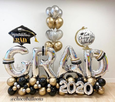 Graduation Decoration Ideas Black And Gold, Graduation Balloon Decor, Balloon Decorations Graduation, Ut College, Graduation Display, Balloons Graduation, Graduation Table Decorations, Graduation Party Table, Instagram Class