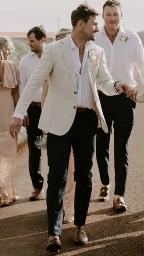 Wedding Suits Groom Linen, Men’s Trendy Wedding Attire, Country Chic Groomsmen Attire, Men’s Elopement Suit, Abroad Groom Outfit, Groomsmen Looks Casual, Grooms Summer Suit, Groom Attire Italian Wedding, Wedding Suits Groom Casual