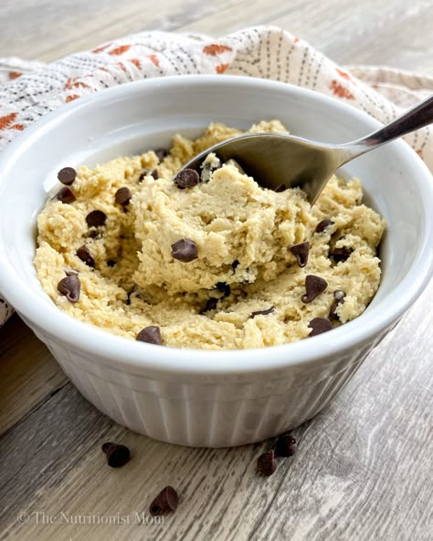 AMAZING PROTEIN COOKIE DOUGH - Nutritionist Mom Greek Yogurt Cookie Dough, Cookie Dough Yogurt, Oat Flour Cookies, Protein Powder Cookies, High Protein Cookies, Protein Mug Cakes, Protein Cookie Dough, Healthy Cookie Dough, Protein Cookie