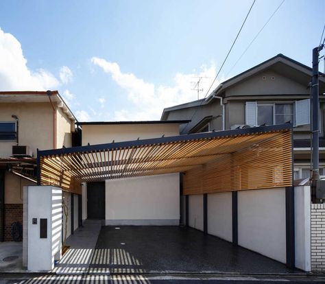 House in Kyoto That Combines Modern Structure with Traditional Japanese Style Modern Japanese House, Double Height Living Room, Japanese House Design, Tatami Room, Indoor Tree, Suburban House, Patio Interior, Big Windows, Modern Japanese