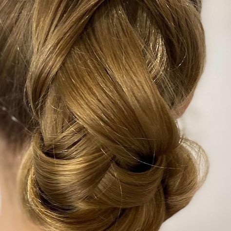 Emma Beasley on Instagram: "❤️✏️ Pencil hair hack up do tutorial ✏️❤️ ✏️Thought we’d have another go at this pencil hair back… both times I’ve been surprised with how pretty it’s turned out! Rose’s hair was MUCH longer this time though! ❤️ Make a ponytail and stick a pencil (I’ve also seen some people use a fork!) behind the band. ✏️ Take small sections of hair from alternate sides and cross over the pencil. ❤️ Secure underneath the pencil with a hairband, and if you’re hair is long, brags, curl and pin to hide the ends! ✏️ Release the pencil and see the style fall into place! ❤️ Follow for more ❤️ #hairhack #hairpencilstyle #pencilhairhack #ponytail #ponytailstyle #updo #updostyles #hairinspiration #hairhacktutorial #hairhacktuesdays #easyschoolhairstyle #easyhairstylesforgirls Hair Up With A Pencil, How To Do A Bun With A Pencil, How To Put Hair Up With A Pencil, How To Tie Hair With Pencil, Pencil In Hair Bun, Easy Hairstyles For School, Updo Styles, Ponytail Styles, Plaits