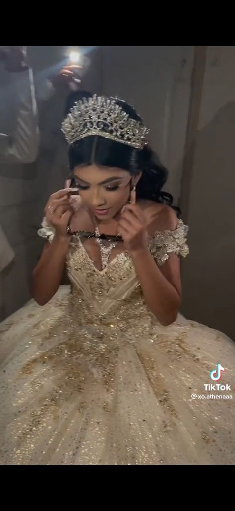 Quinceanera Hair Styles With Crown, Quince Flower Crown, Flower Crown Quince, Gold Makeup Looks For Quince, Quince Tips, Champagne Quinceanera Theme, Champagne Quince Dresses, Gold Quinceanera Dresses, Champagne Quince