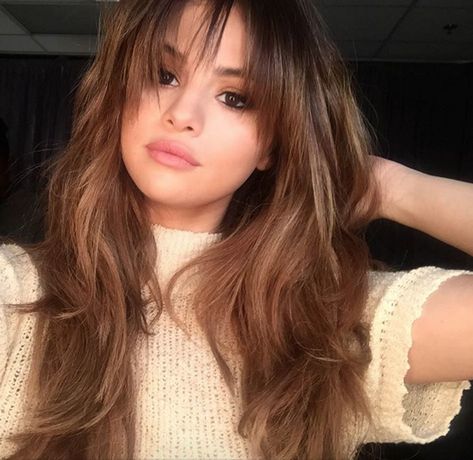 Oval Face Bangs, Types Of Bangs, Celebrity Hair Trends, Selena Gomez Hair, Kardashian Hair, Split Dyed Hair, Huge Hair, Bangs For Round Face, Oval Face