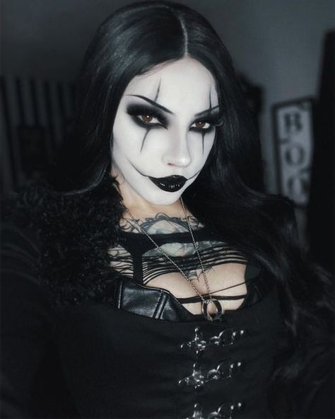 The Crow Makeup For Women, Black Halloween Makeup, Interesting Makeup, Maquillage Goth, Goth Eye Makeup, Crow Movie, Dark Makeup Looks, Leather Outfits Women, Rave Makeup