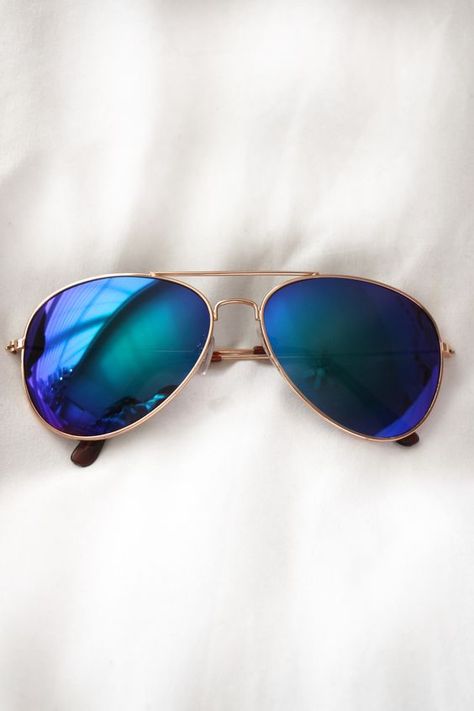 blue mirrored aviators Blue Aviator Sunglasses, Mirrored Aviators, Sweet As Honey, Fashion Words, Sunglasses Summer, Mirror Sunglasses, Body Chains, Four Eyes, Blue Mirror