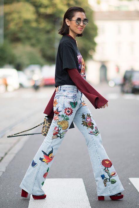 Wow-up your jeans via floral embroidery (very Gucci AW16), and top off with skater vibes: a tee over a long-sleeved top – as seen at Milan Fashion Week Embroidered Jeans Outfit, Look Boho Chic, Milan Fashion Week Street Style, Moda Denim, Jeans Street Style, Milano Fashion Week, Milan Fashion Weeks, Embroidered Jeans, Floral Pants