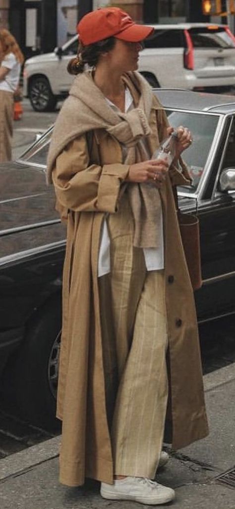 Street Style 2023 Spring Trench Coat Street Style 2023, Camel Trench Coat Outfit, Trench Coat Spring Outfit, Spring Trench Coat Outfit, Ss24 Outfits, Spring Nyc Outfit, Trench Coat Street Style, Camel Trench Coat, Trench Outfit