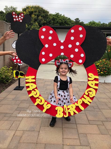 Birthday Chat Idea For School, Mickey Mouse Photo Booth, Diy Ideas Creative, Mickey Mouse Birthday Decorations, Minnie Mouse Decorations, Mickey 1st Birthdays, Minnie Mouse Birthday Party Decorations, Mickey Mouse Themed Birthday Party, Minnie Mouse Birthday Decorations