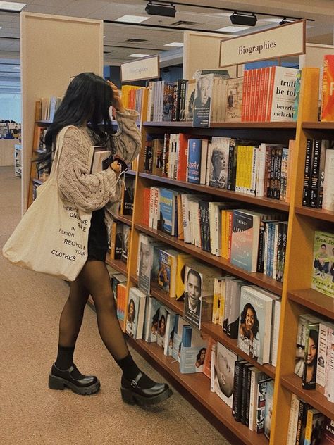 Book Store Outfit Aesthetic, Library Instagram Pictures, Library Girl Aesthetic Outfit, Book Shopping Outfit, Trixie Aesthetic, University Girl Aesthetic, Bookstore Girl Aesthetic, Bookstore Aesthetic Outfit, Nerdy Girl Aesthetic