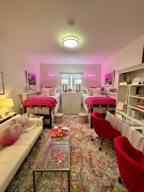 Pink And Gold Dorm Room Ideas, Elle Woods Dorm Room, Luxury College Dorm, College Dorm Room Ideas With Roommate, College Dorm Room Ideas Roommate, Room Ideas For Two Sisters, Matching Dorm Room Ideas Roommate, Black Girls College Dorm Girl Rooms, College Dorm Room Ideas Pink